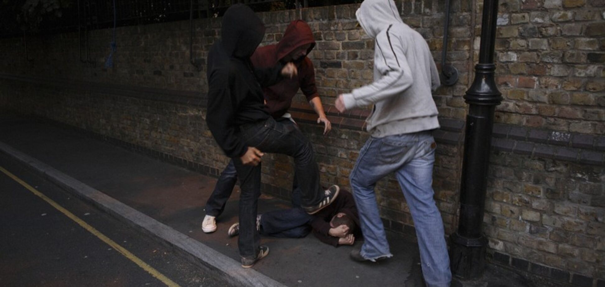 Избивали толпой: в Киеве у мужчины отобрали барсетку с деньгами