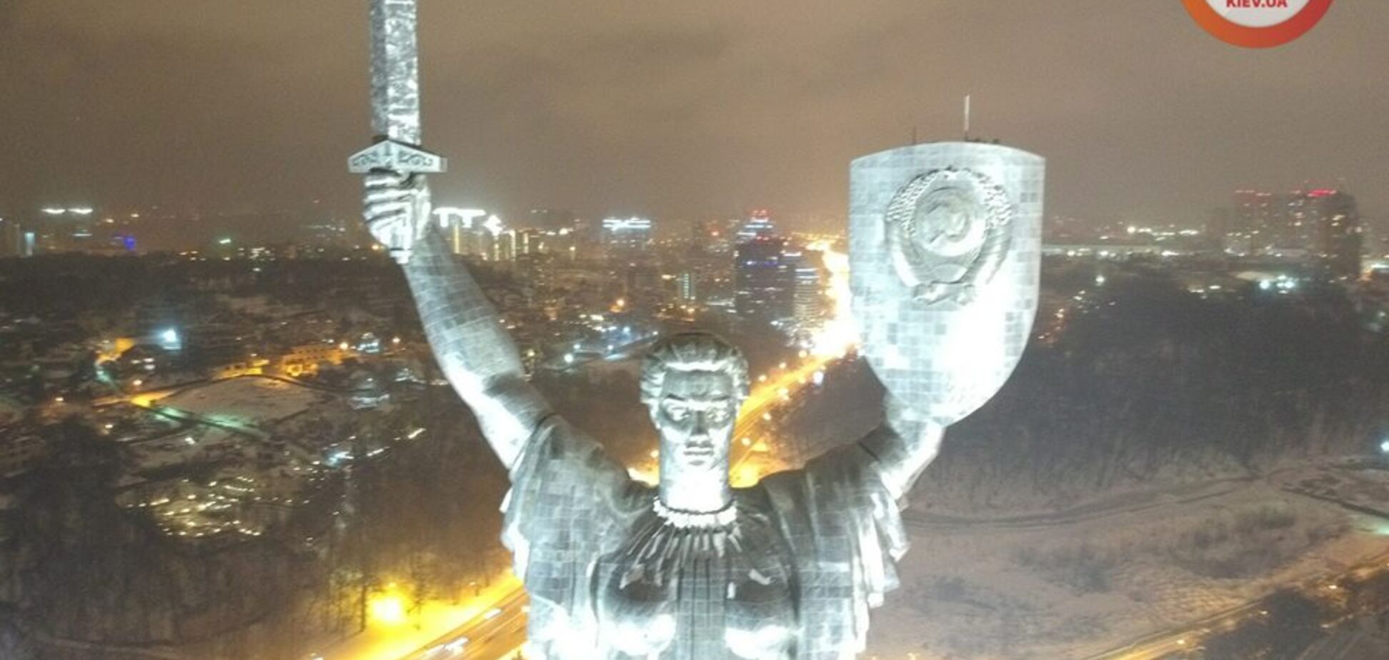 Метель над Киевом: снежный город показали с высоты птичьего полета