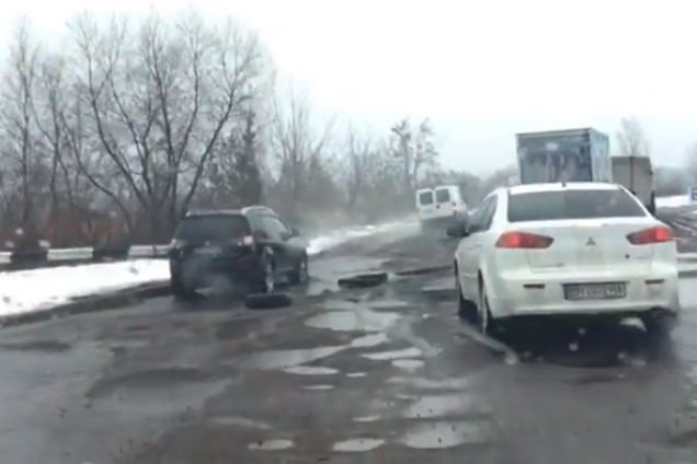 'Пора запускати карасів': з'явилося показове відео стану доріг в Україні