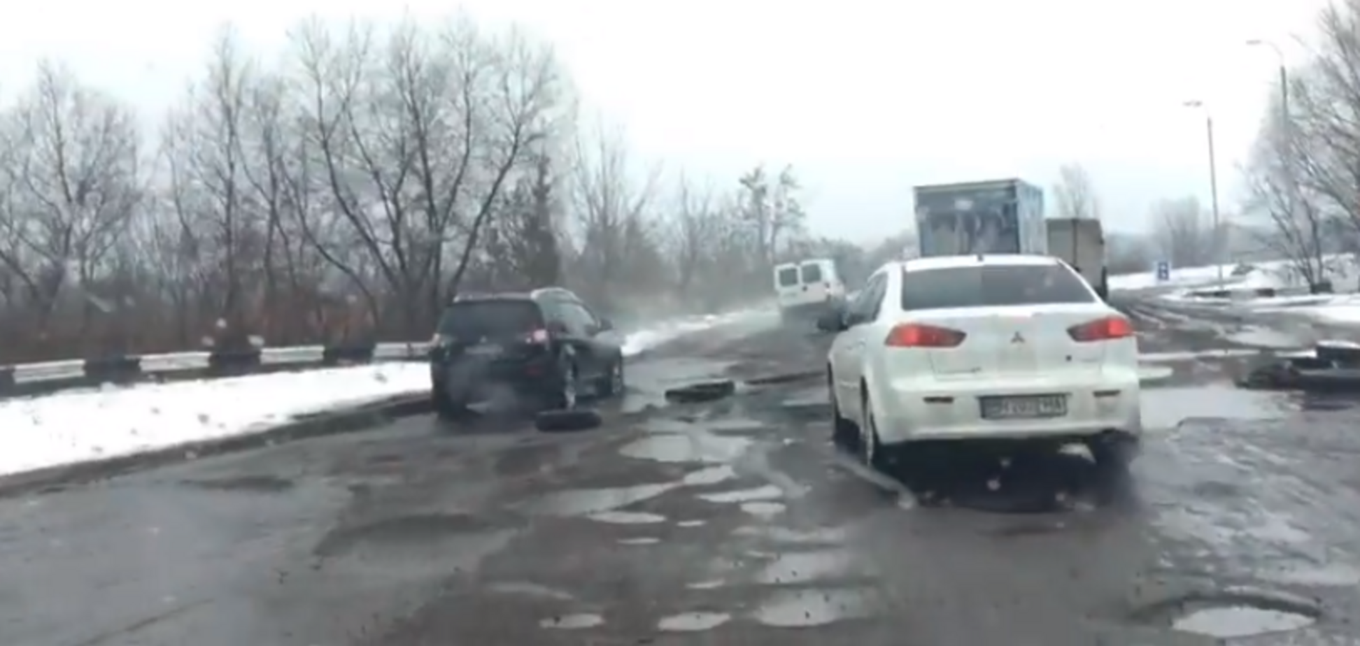 'Пора запускать карасей': появилось показательное видео состояния дорог в Украине