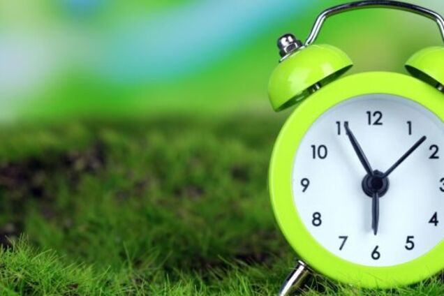 Когда в Украине нужно переводить часы