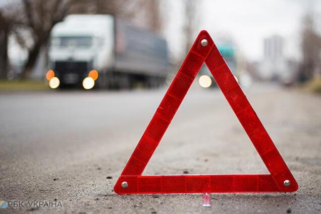 В Киеве грузовик снес трамвай: подробности ЧП