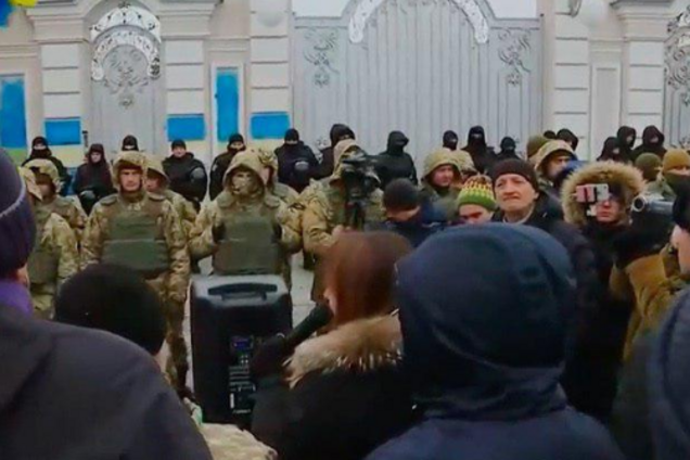 Дом Порошенко пикетировали протестующие с Майдана