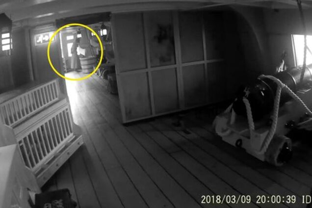 Призрак попал на камеру посетителя музея: видео
