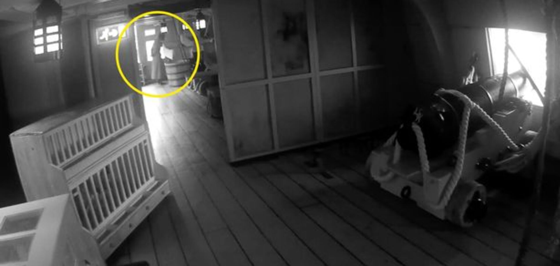 Призрак попал на камеру посетителя музея: видео