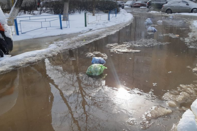 Плавают авто и мусор: в Киеве затопило микрорайон