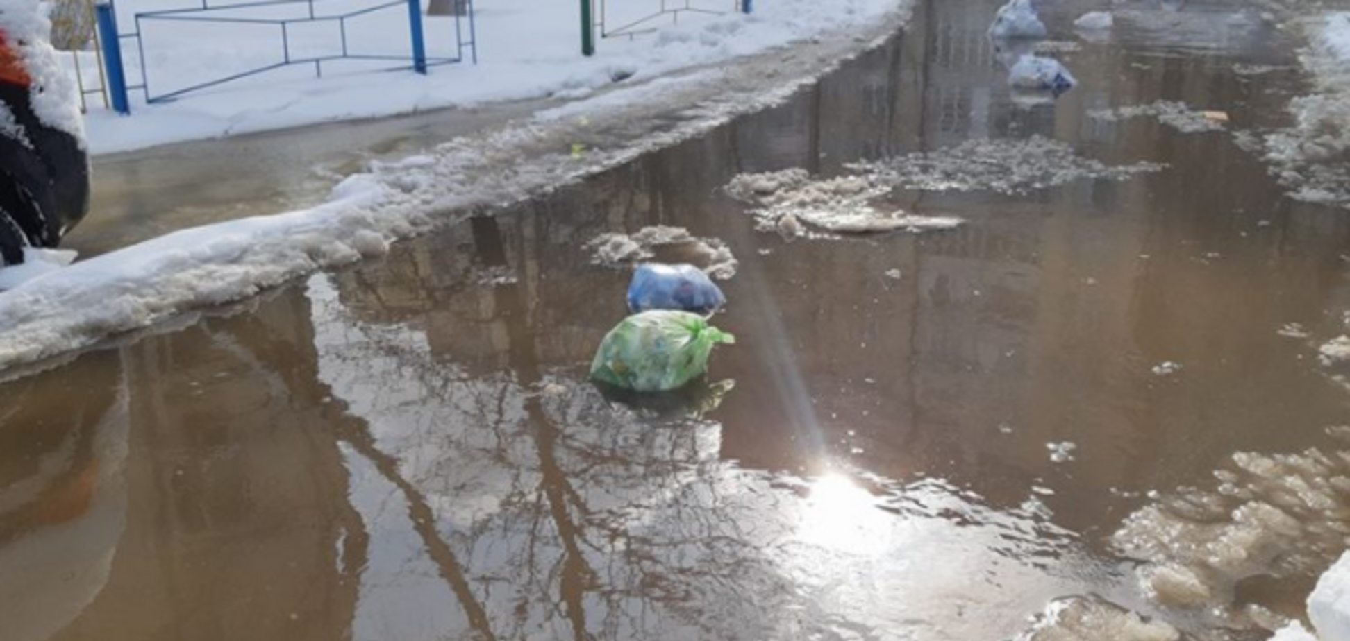 Плавають авто та сміття: у Києві затопило мікрорайон