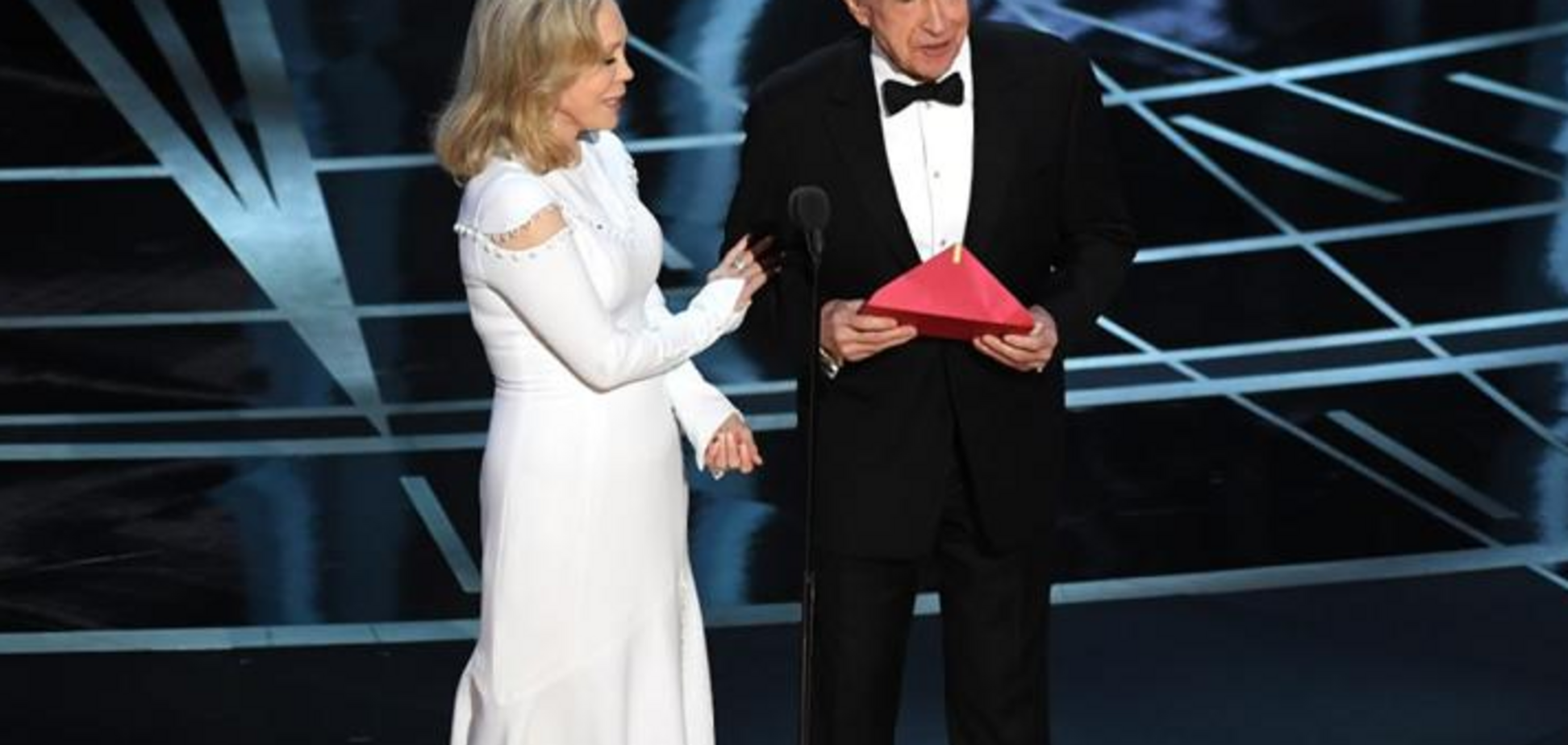 Уоррен Битти и Фэй Данауэй на церемонии 'Оскар-2017'