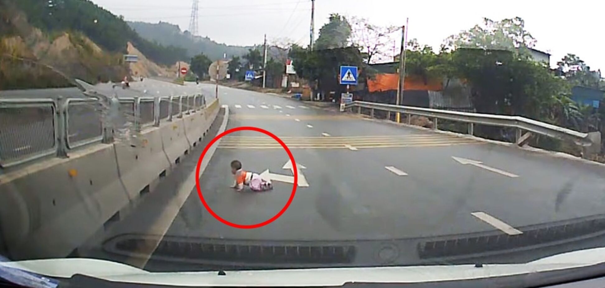 Не углядела: во Вьетнаме младенец выполз на магистраль