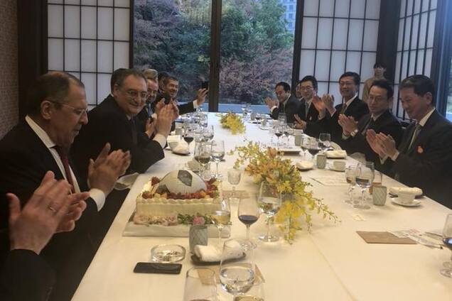 Лаврова змусили їсти м'яч у день народження