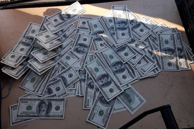 Под Киевом на крупных взятках задержали двух коррупционеров