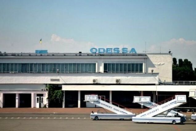 Без воды и пищи: украинцев 10 часов не выпускали из самолета в Одессе