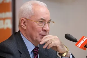 "Лучше бы фото кота постил": украинцы высмеяли Азарова-писателя