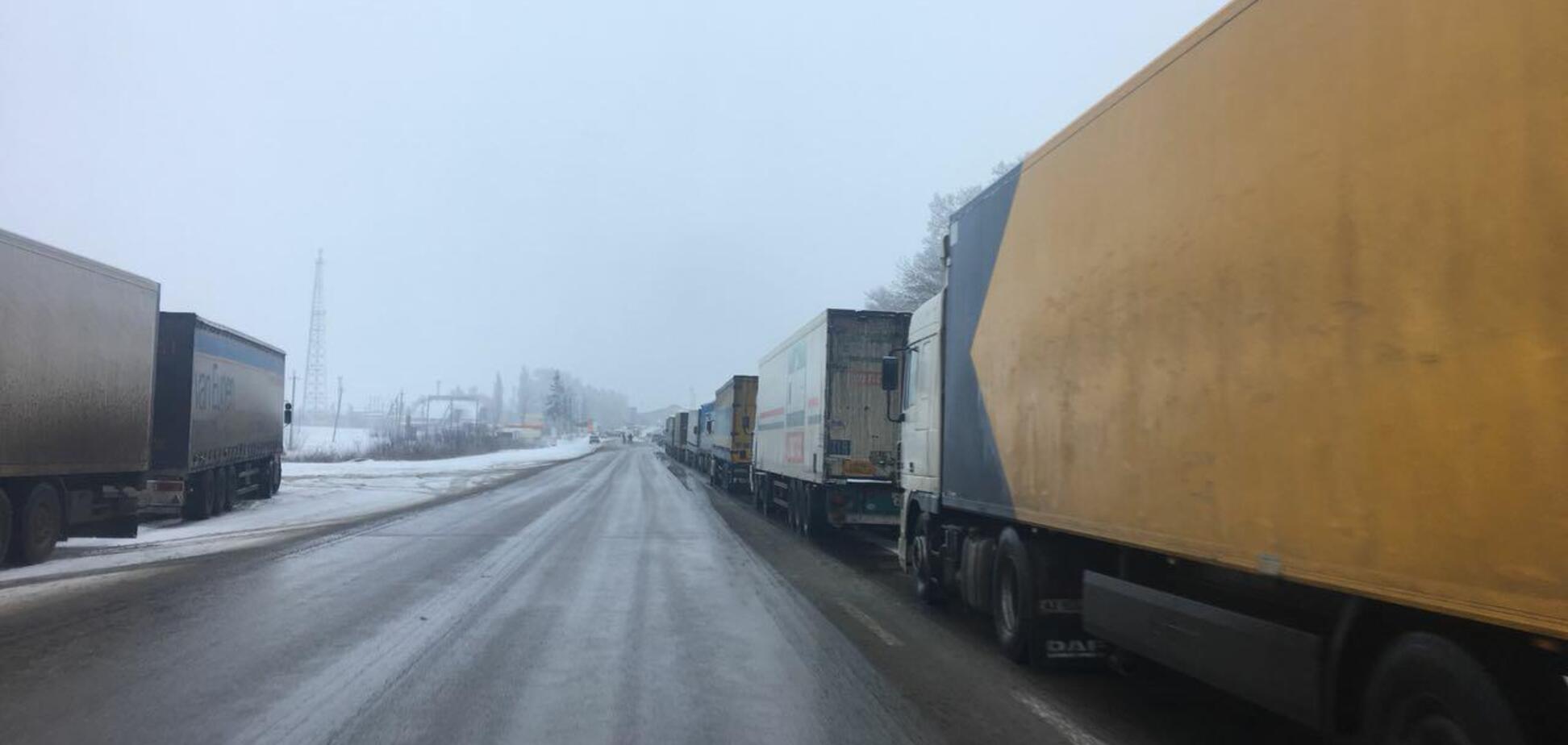 Росія закрила кордон для вантажівок з України