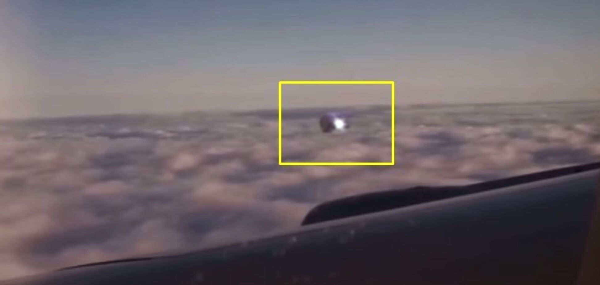 Пассажир самолета заснял на смартфон НЛО: видео