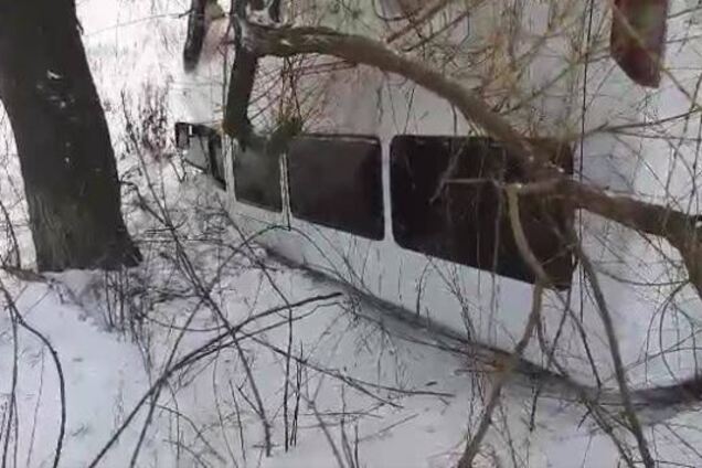 На трассе Киев – Одесса маршрутка перевернулась на крышу: видео с места ДТП