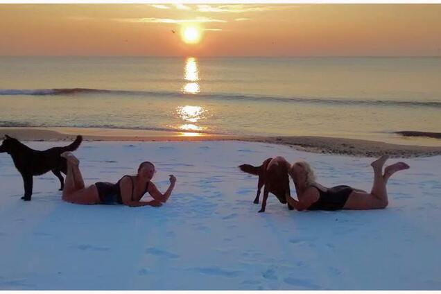 В Одесі дві дівчани засмагали на снігу