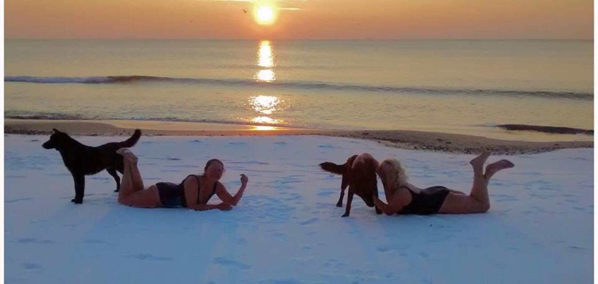 В Одесі дві дівчани засмагали на снігу