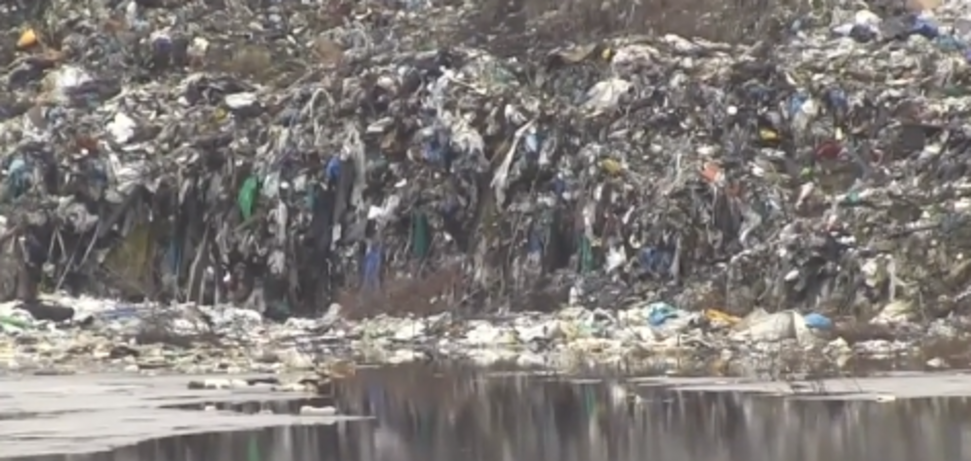 Під Києвом назріває екологічна катастрофа: отруйна вода зі звалища тече в річки