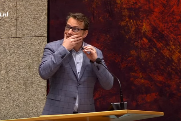 У парламенті Нідерландів намагалась повіситися людина: опубліковано відео