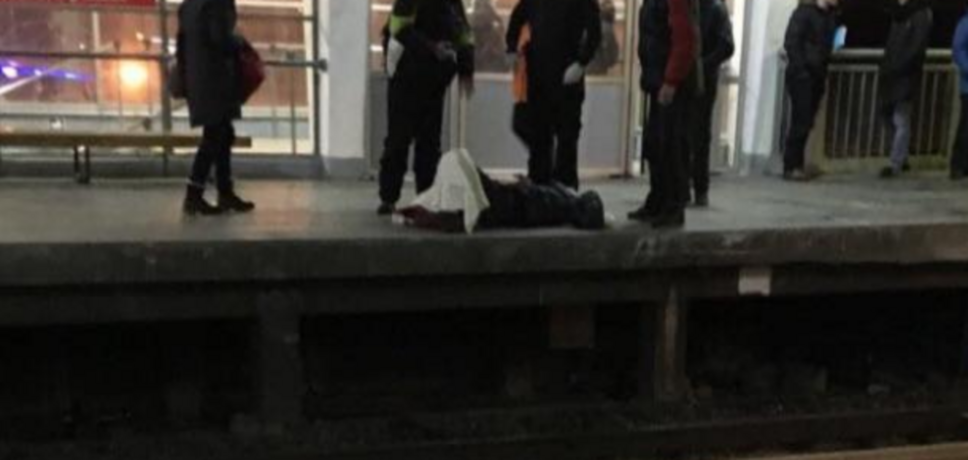 НП в метро Києва: чоловік упав під потяг