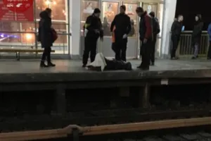 Потрапив під поїзд метро