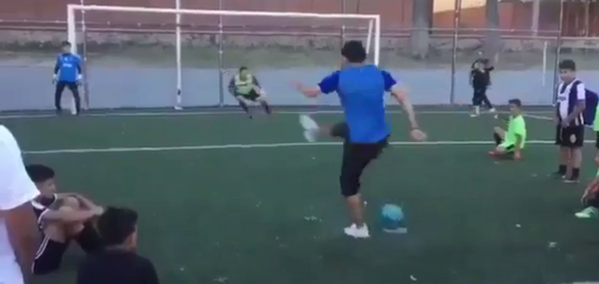 Паранормальный пенальти из дворового футбола стал хитом в интернете - опубликовано видео