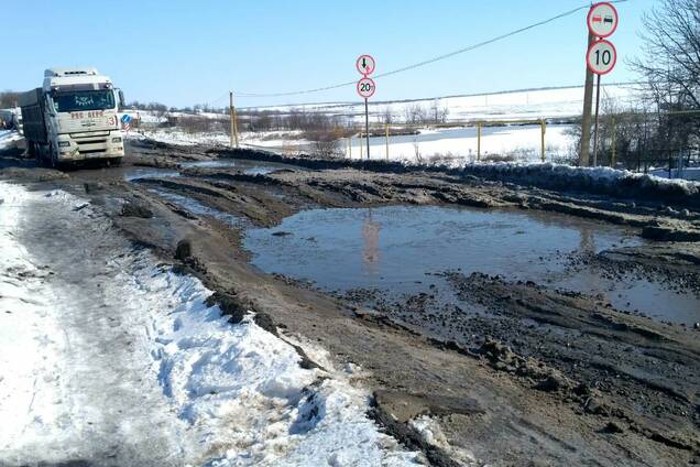 'Резервация для индейцев': в сети показали ужас на украинской дороге 