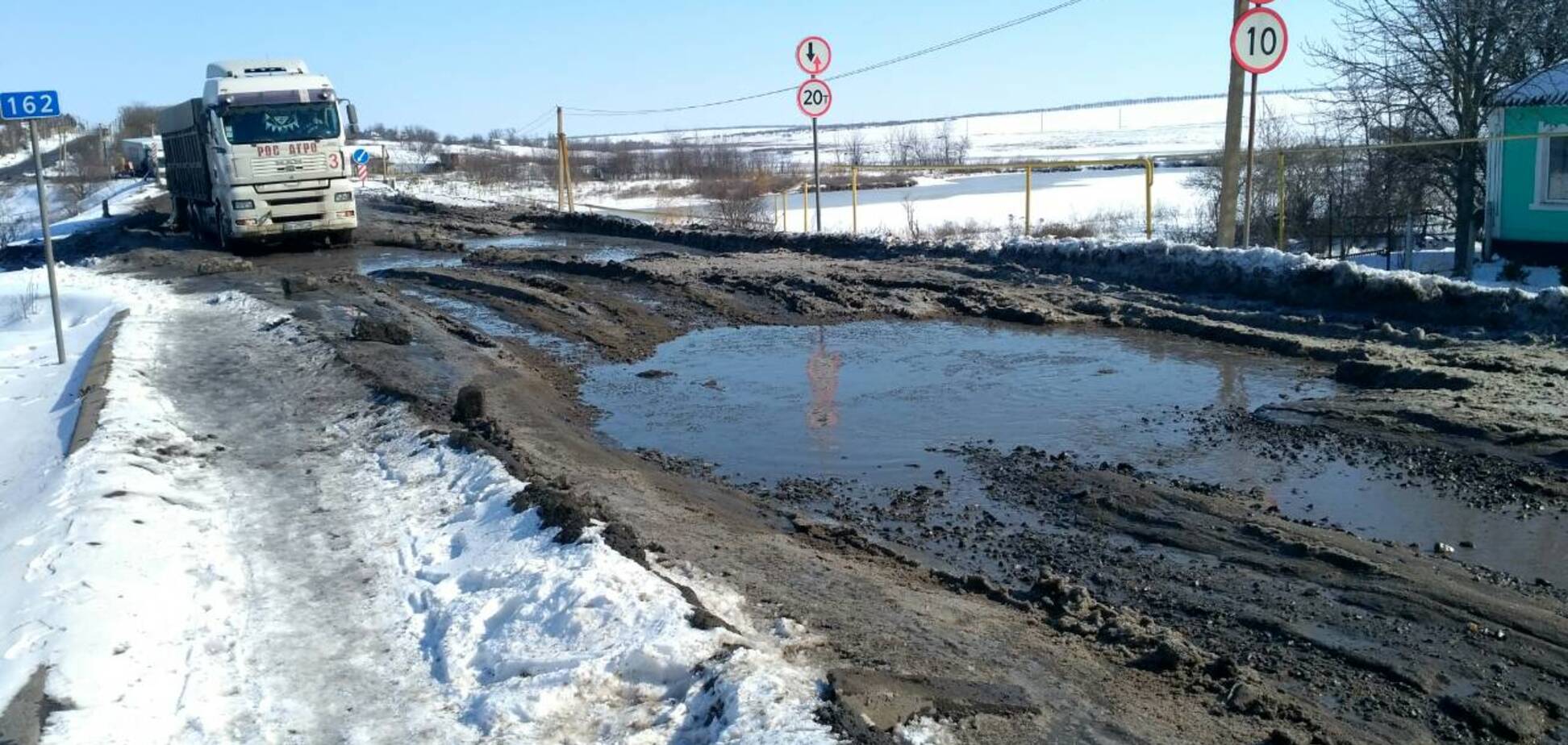 'Резервация для индейцев': в сети показали ужас на украинской дороге 