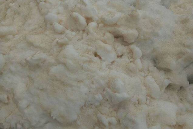 На юге Украины выпал желтый снег: опубликованы фото