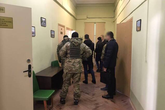 До Кернеса завітали з масовими обшуками