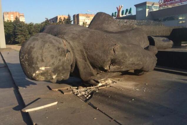 В Мариуполе выставили на продажу памятники Ленину