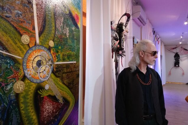 З батогами і сосисками: у Дніпрі відкрився фестиваль сюрреалізму