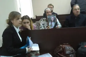 Ірина Ноздровская з родиною під судового засідання