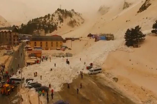 Змітала все на своєму шляху: в Росії зійшла потужна лавина