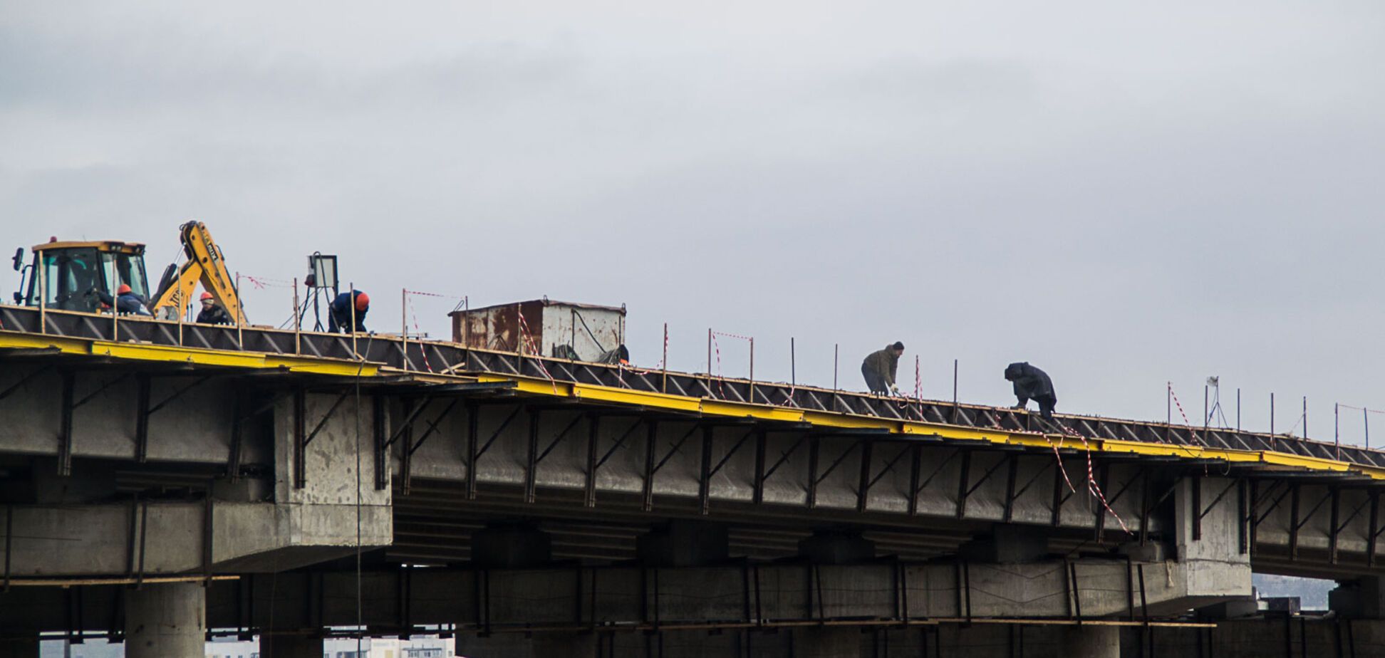 Окупанти похвалилися темпами будівництва Кримського моста: опубліковані фото