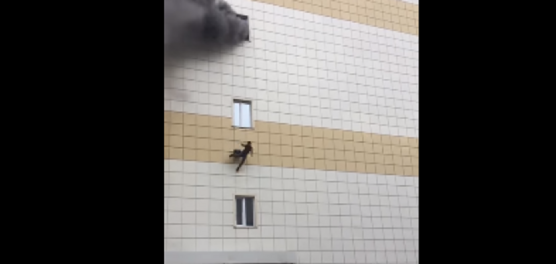 Вистрибували з вікон: з'явилися моторошні кадри пожежі в Росії