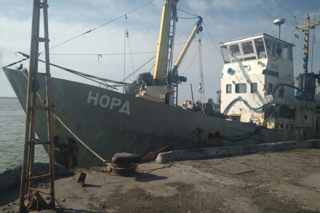 Украинские пограничники задержали корабль под флагом России: опубликовано видео