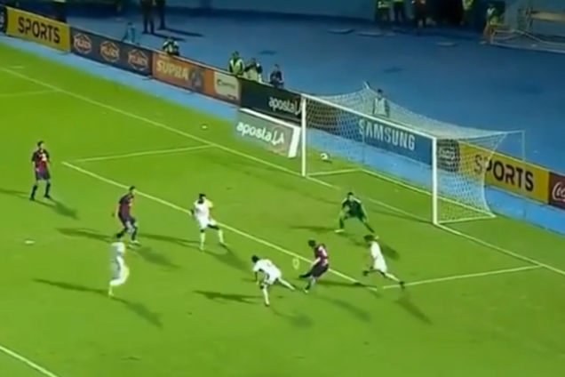 Уругвайский футболист 'магическим' финтом обыграл защитника и забил гол-шедевр