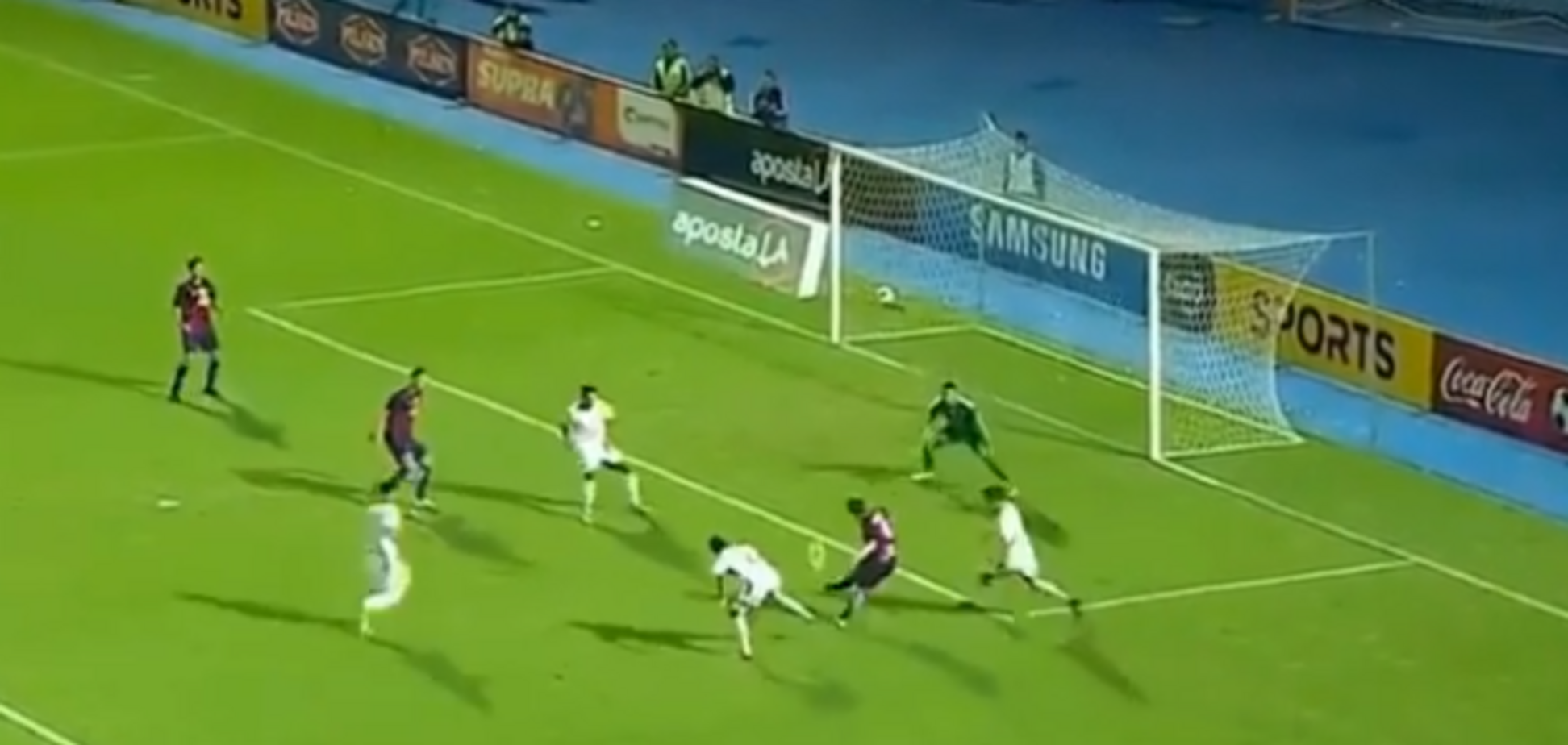 Уругвайський футболіст 'магічним' фінтом обіграв захисника і забив гол-шедевр