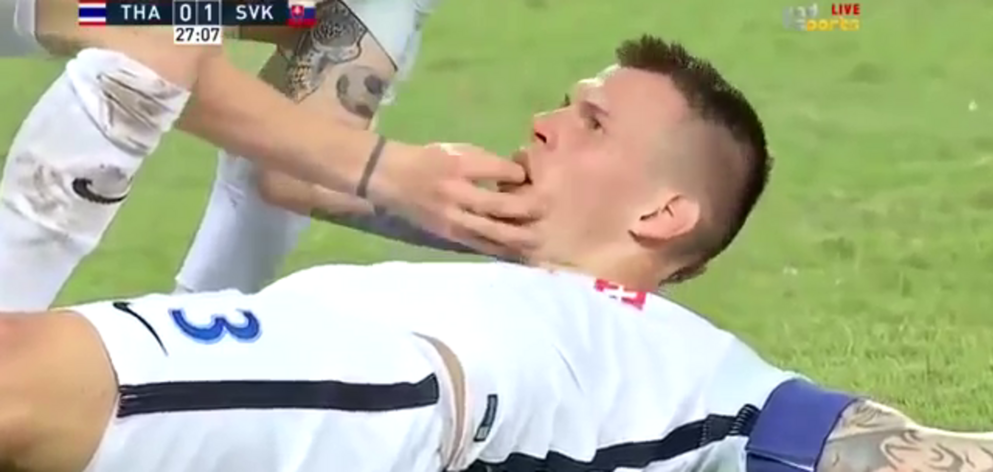 Знаменитий футболіст проковтнув язик після удару м'ячем