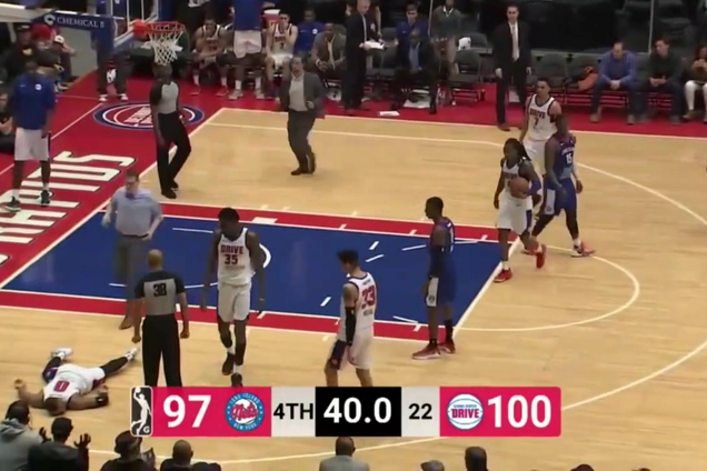 Баскетболист в матче получил сердечный приступ и умер: момент попал в трансляцию