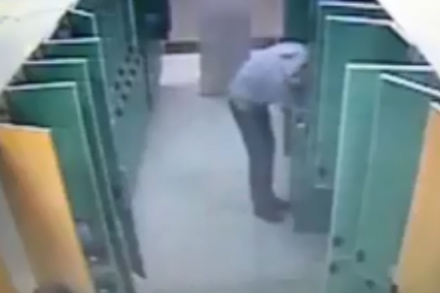 В киевском аквапарке ограбили посетителей: момент попал на видео