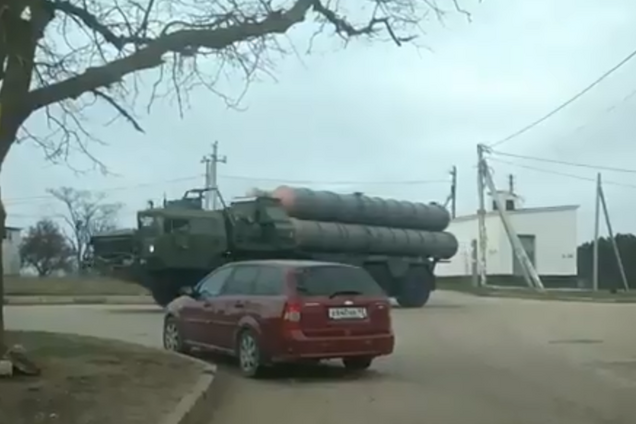 По улицам рассекает военная техника: в сети показали, как Крым ждет туристов