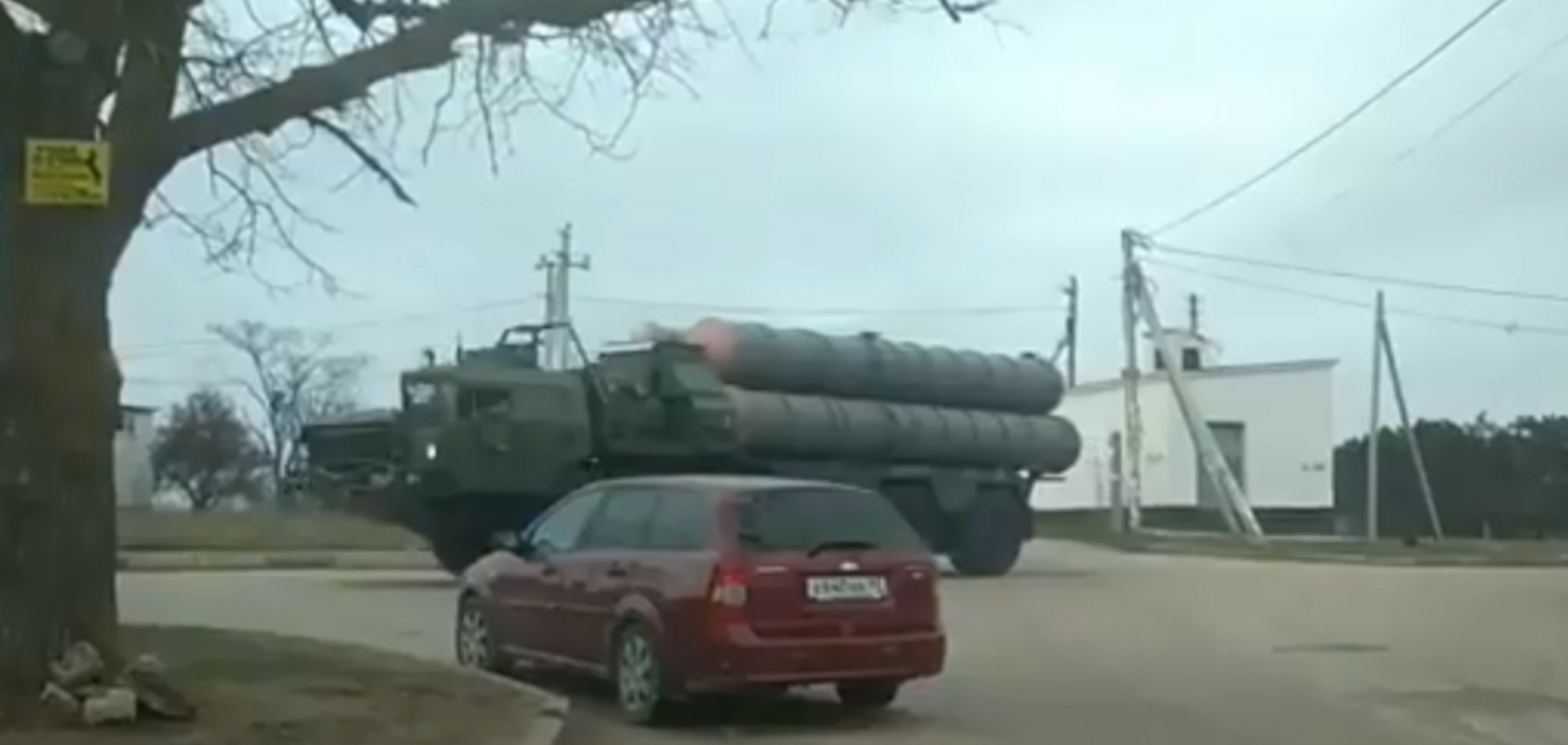 Вулицями розсікає військова техніка: у мережі показали, як Крим чекає на туристів