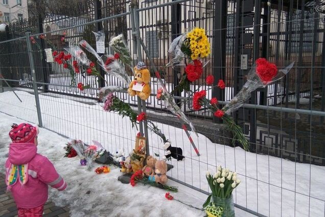 Біля посольства РФ в Києві