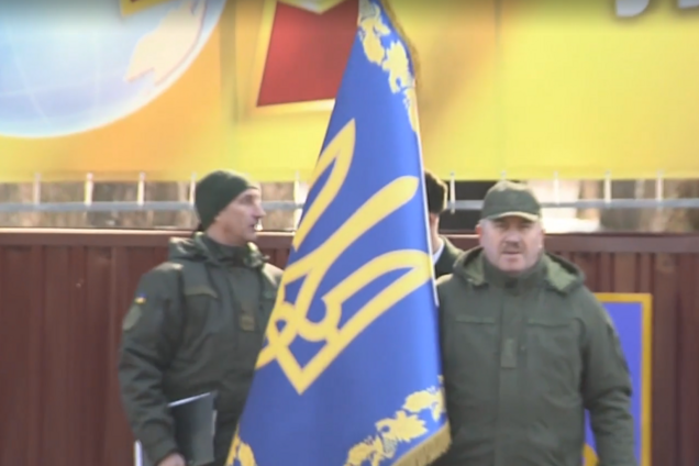 Рухнул с президентским штандартом в руках: солдату караула стало плохо на глазах у Порошенко