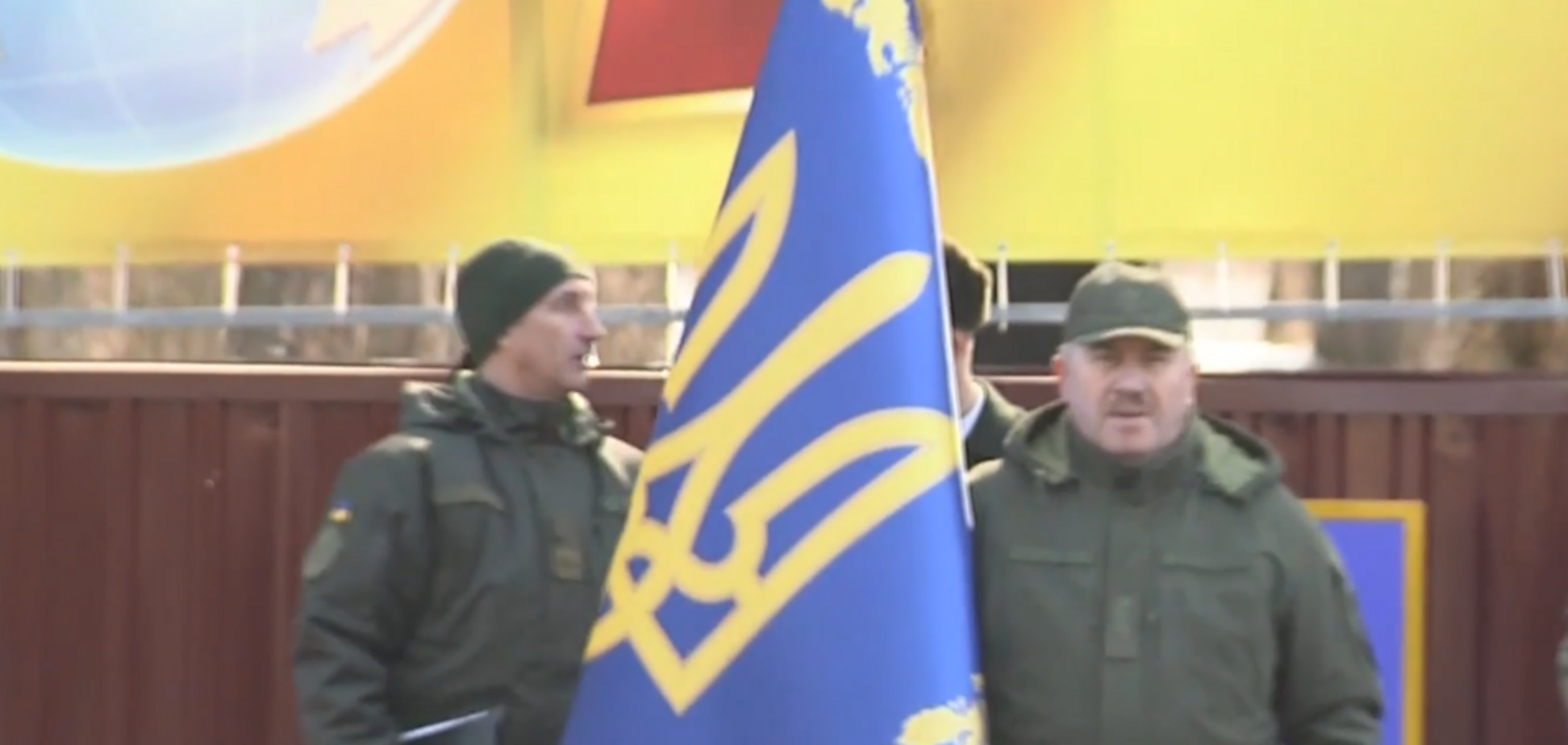 Рухнул с президентским штандартом в руках: солдату караула стало плохо на глазах у Порошенко