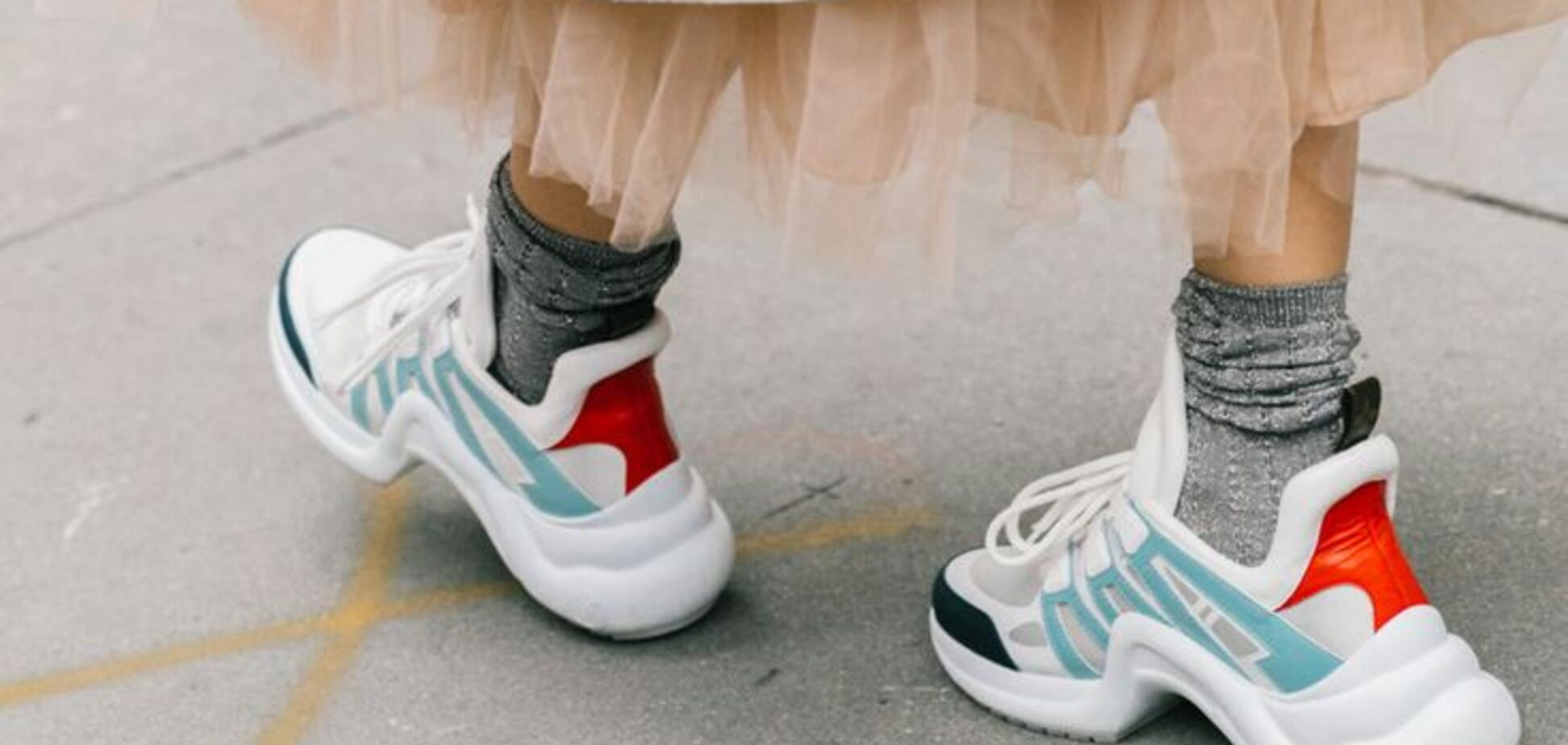 Кроссовки идеально подходят к брючному костюму