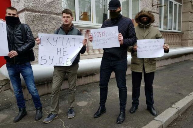 Біля посольства РФ в Києві